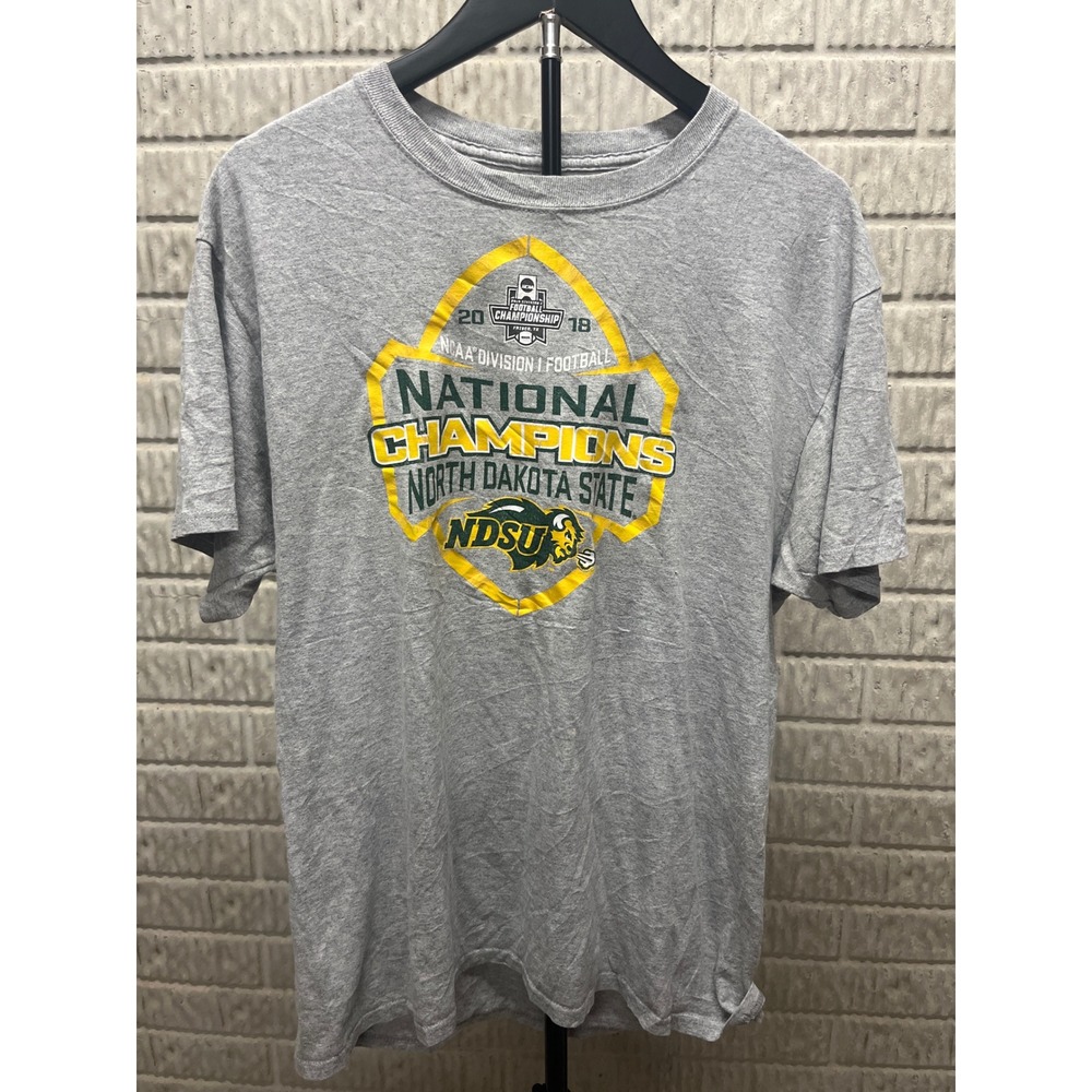 Gear For Sports NDSU Bison 2018 National Champions Football T-Shirt Mens Large